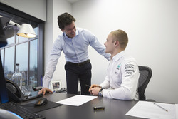 Валттери Боттас, Mercedes и Тото Вольф, совладелец и исполнительный директор Mercedes AMG F1