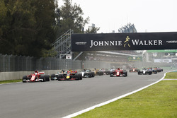 Старт гонки: Себастьян Феттель, Ferrari SF70H, Макс Ферстаппен, Red Bull Racing RB13, Льюис Хэмилтон