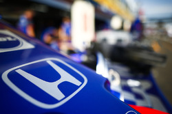 Un logo de Honda en la nariz de un Toro Rosso en el pit lane