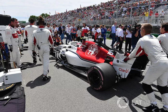 Charles Leclerc, Sauber C37 en la parrilla