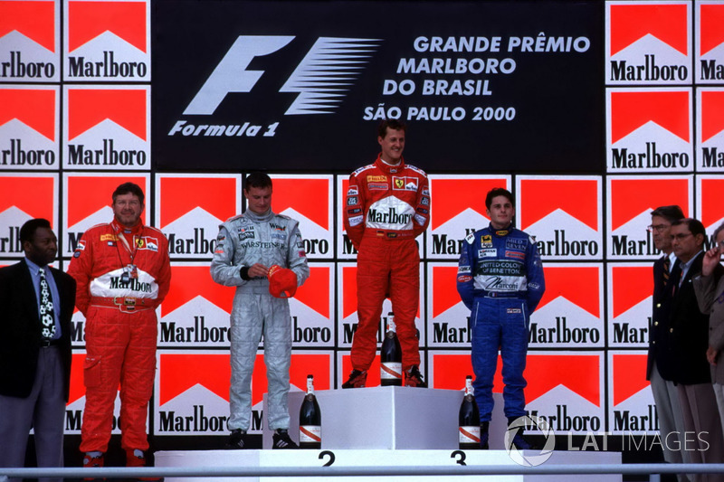 Podium : le vainqueur Michael Schumacher, Ferrari, le second David Coulthard, McLaren, le troisième Giancarlo Fisichella, Benetton, avec le footballeur Pelé et Ross Brawn, directeur technique Ferrari