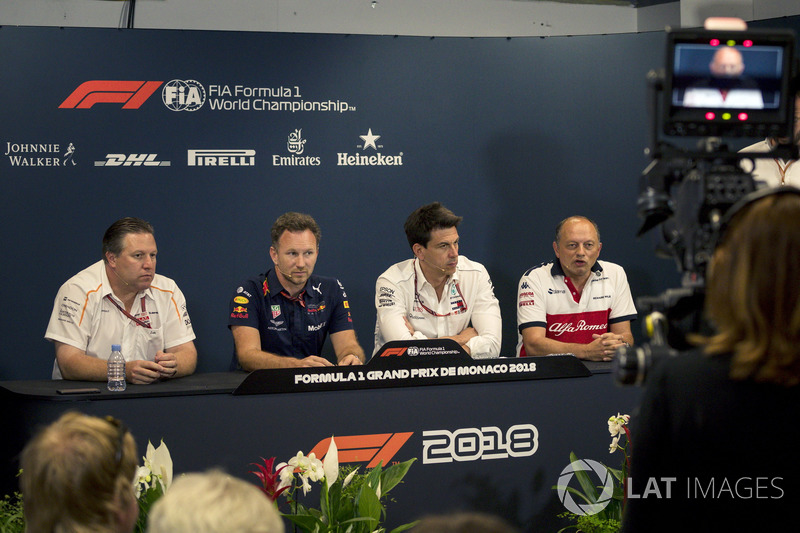 Zak Brown, PDG de McLaren Racing, Christian Horner, directeur de Red Bull Racing, Toto Wolff, directeur de Mercedes AMG F1, et Frédéric Vasseur, Sauber, Team Principal, lors de la conférence de presse