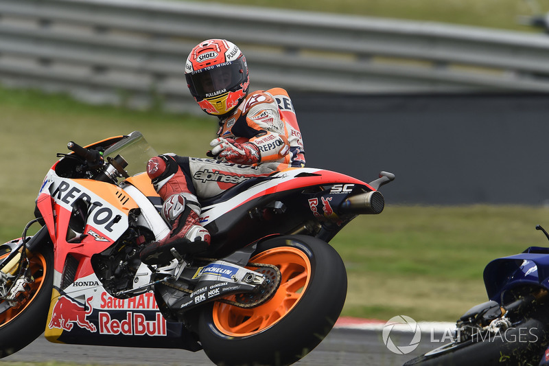 Crash: Marc Marquez, Repsol Honda Team, Valentino Rossi, Yamaha Factory Racing