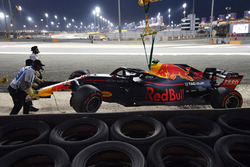 The crashed car of Max Verstappen, Red Bull Racing RB14 is recovered in Q1