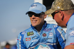 Kevin Harvick, Stewart-Haas Racing, Ford Fusion Busch Light and crew member