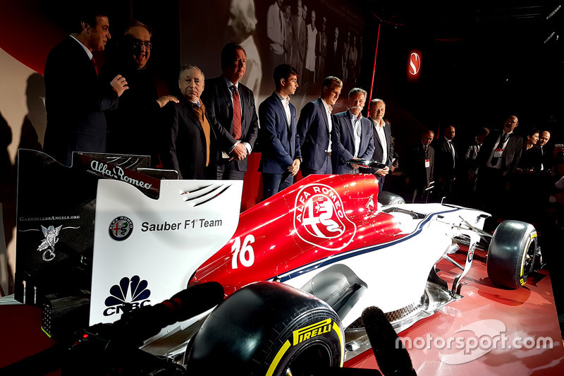 Marcus Ericsson et Charles Leclerc, Sauber, Jean Todt, président de la FIA, Chase Carey, directeur exécutif du Formula One Group, Sergio Marchionne, PDG de FIAT, Frédéric Vasseur, team principal Sauber