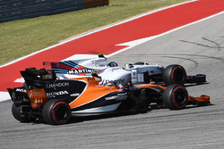 Stoffel Vandoorne, McLaren MCL32 et Lance Stroll, Williams FW40 en lutte