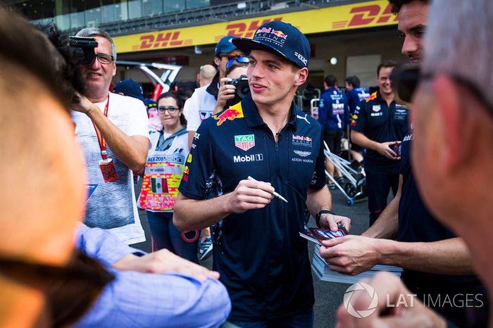 Max Verstappen, Red Bull Racing,  firma de autógrafos para los aficionados