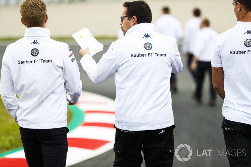 Marcus Ericsson, Sauber, parcourt la piste à pied avec des membres de son équipe