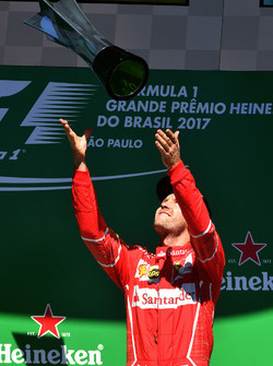 Podyum: Yarış galibi Sebastian Vettel, Ferrari