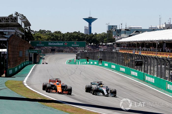 Lewis Hamilton, Mercedes-Benz F1 W08  y Fernando Alonso, McLaren MCL32