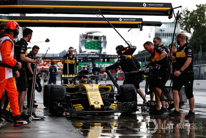 Carlos Sainz Jr., Renault Sport F1 Team RS 18, in the pits