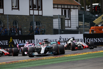 Lewis Hamilton, Mercedes AMG F1 W09 ; Sebastian Vettel, Ferrari SF71H, Sergio Perez, Racing Point Force India VJM11, Esteban Ocon, Racing Point Force India VJM1, y Romain Grosjean, Haas F1 Team VF-18, al inicio