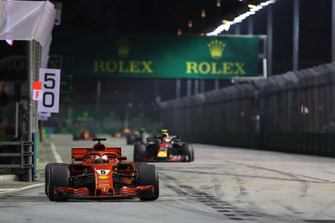 Sebastian Vettel, Ferrari SF71H ve Max Verstappen, Red Bull Racing RB14