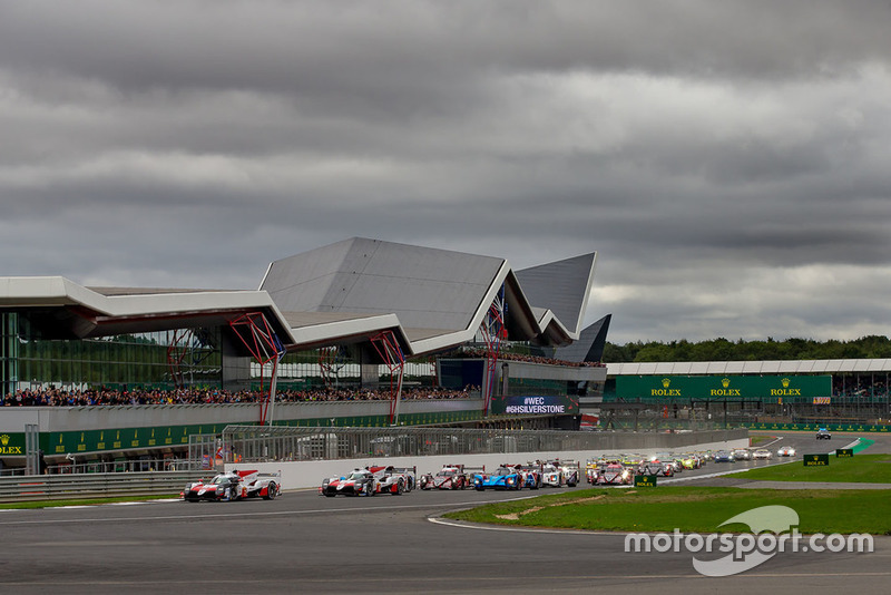 Start of the race, #7 Toyota Gazoo Racing Toyota TS050: Mike Conway, Kamui Kobayashi, Jose Maria Lopez leads