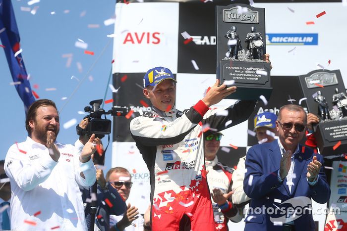Serkan Yazıcı, presidente de TOSFED, ganador de la carrera Ott Tänak, Toyota Gazoo Racing, Recep Tayyip Erdoğan, presidente de Turquía
