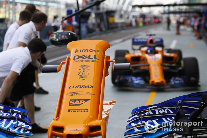 Fernando Alonso, McLaren MCL33, entre aux stands pour changer d'aileron avant