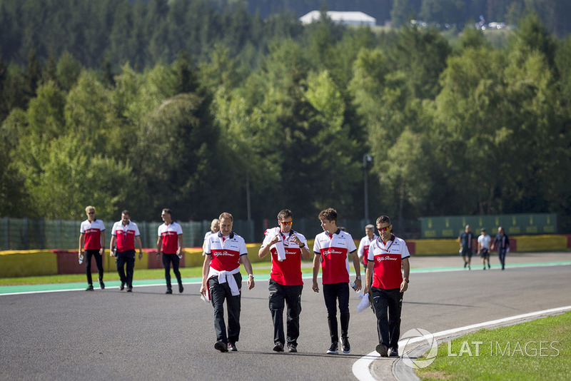 Charles Leclerc, Sauber on track walk with his engineers