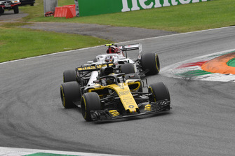 Nico Hulkenberg, Renault Sport F1 Team RS 18 et Charles Leclerc, Sauber C37 en lutte