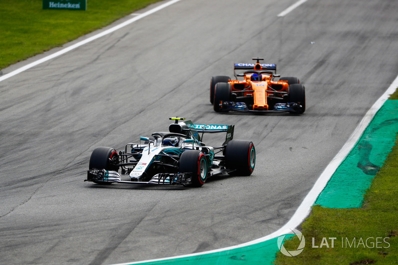 Valtteri Bottas, Mercedes AMG F1 W09, leads Fernando Alonso, McLaren MCL33
