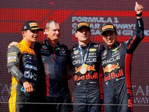 Lando Norris, McLaren, 2ª posición, Paul Monaghan, Ingeniero Jefe, Red Bull Racing, Max Verstappen, Red Bull Racing, 1ª posición, Sergio Pérez, Red Bull Racing, 3ª posición, en el podio.