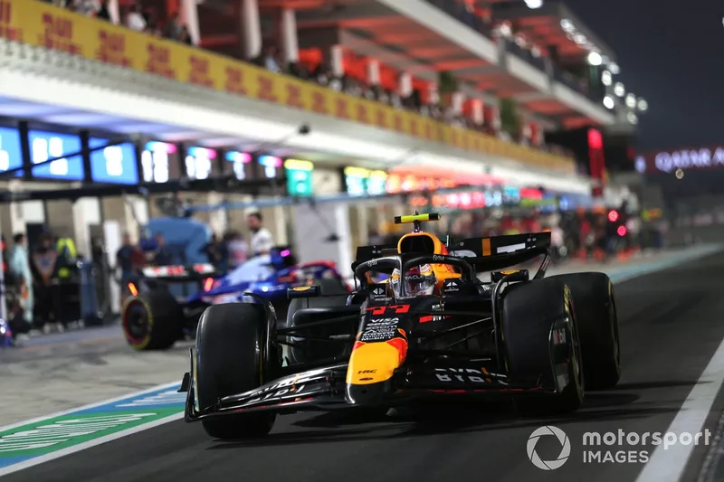 Sergio Perez, Red Bull Racing RB20, dans la voie des stands