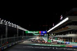 George Russell, Mercedes F1 W15, Carlos Sainz, Ferrari SF-24, Pierre Gasly, Alpine A524, lejos en la salida.