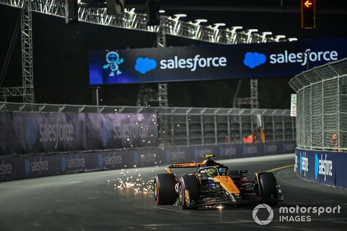 Lando Norris, McLaren MCL38, echa chispas