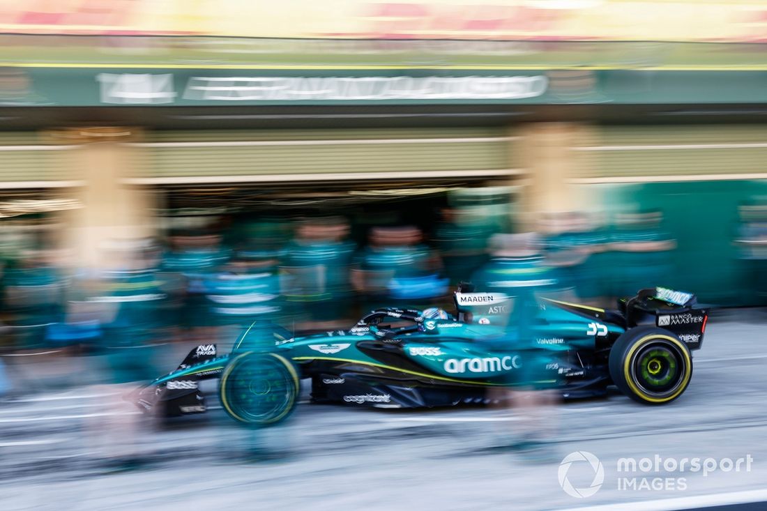 Jak Crawford, Aston Martin AMR24, hace una parada en boxes