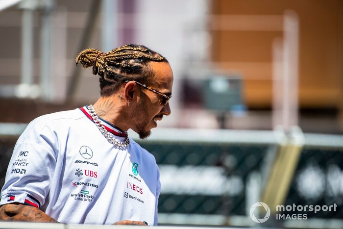 Lewis Hamilton, Mercedes W13, en el desfile de pilotos