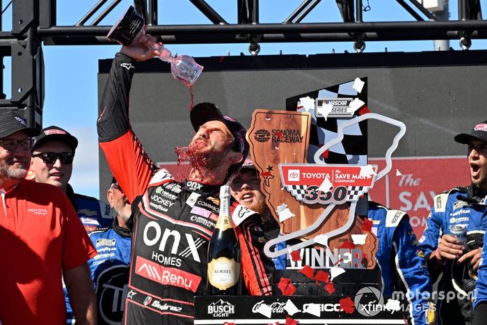 Daniel Suárez, TrackHouse Racing, Onx Homes / Renu Chevrolet Camaro celebra su victoria