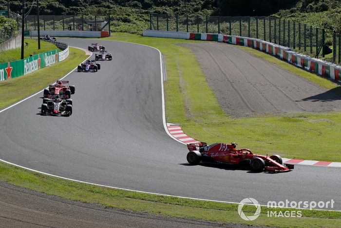 Kimi Raikkonen, Ferrari SF71H yRomain Grosjean, Haas F1 Team VF-18