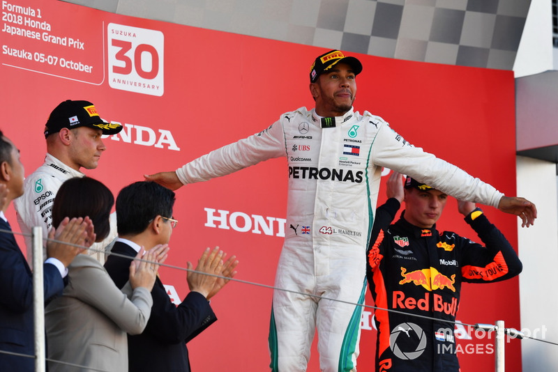 Pemenang balapan, Lewis Hamilton, Mercedes AMG F1, di podium