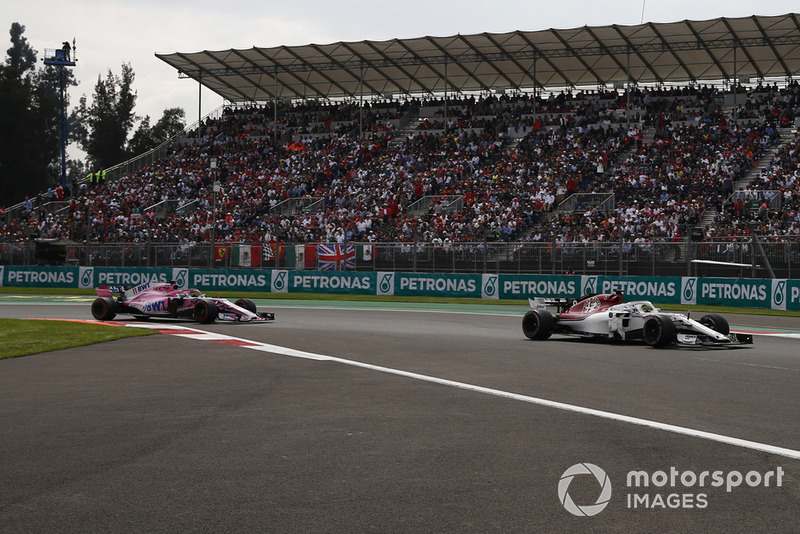 Marcus Ericsson, Sauber C37 leads Sergio Perez, Racing Point Force India VJM11
