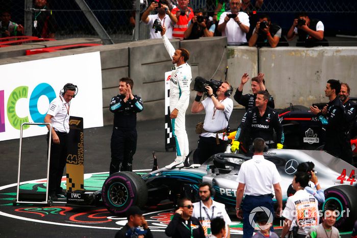 Lewis Hamilton, Mercedes AMG F1 W09 EQ Power +, celebra en el Parc Ferme luego de ganar su quinto Campeonato Mundial