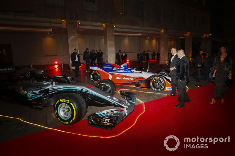 Una monoposto Mercedes di F1 e una monoposto Mahindra di Formula E, sul tappeto rosso