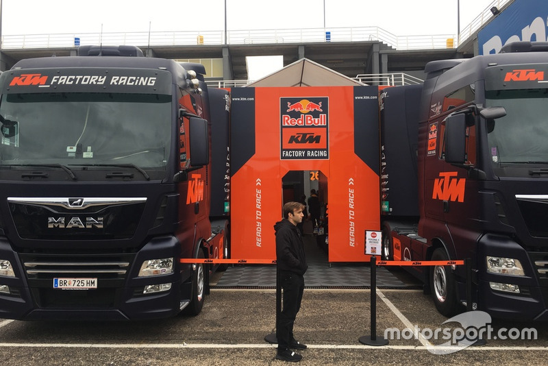 Johann Zarco attend d'entrer dans le box KTM