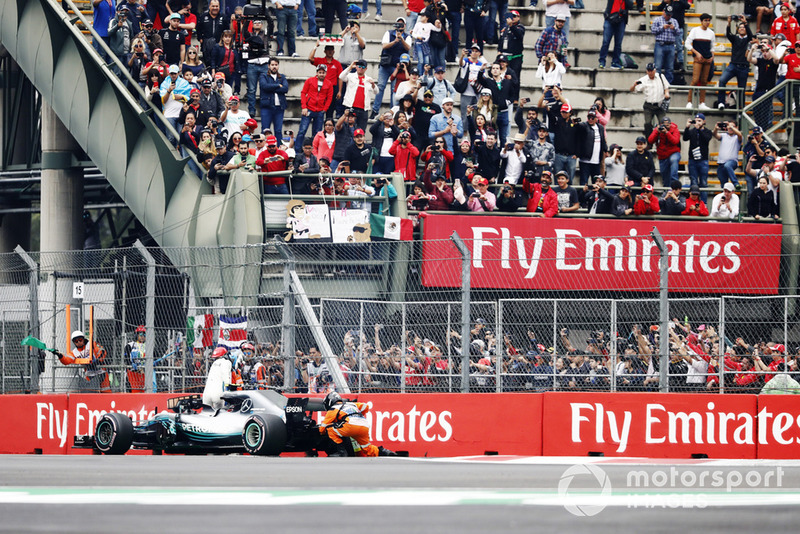 Valtteri Bottas, Mercedes AMG F1 W09 EQ Power+, stops on track