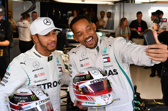Will Smith selfie with Lewis Hamilton, Mercedes AMG F1