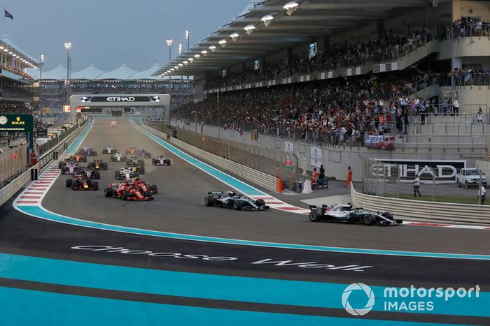 Lewis Hamilton, Mercedes-AMG F1 W09 y Valtteri Bottas, Mercedes-AMG F1 W09 al inicio