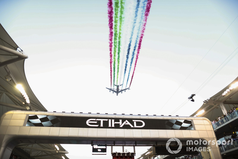 El equipo de exhibición de los EAU Al Fursan escolta un Airbus A380 de Etihad Airlines a través de la parrilla en su avión Aermacchi MB339A