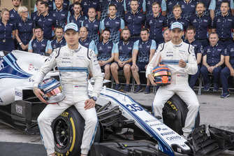 Sergey Sirotkin, Williams Racing et Robert Kubica, Williams lors de la photo de fin d'année de Williams Racing