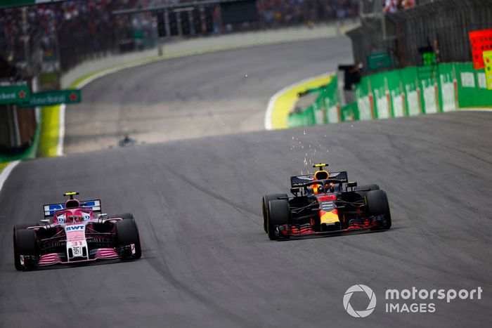 Max Verstappen, Red Bull Racing RB14 y Esteban Ocon, Force India VJM11