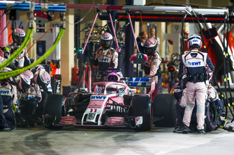 Sergio Perez, Racing Point Force India VJM11, makes a pit stop