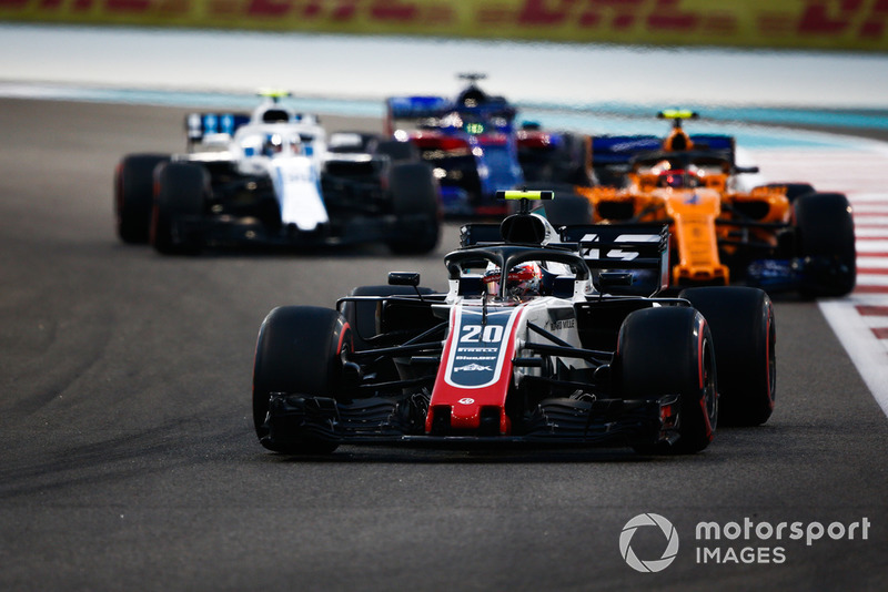 Кевін Магнуссен, Haas F1 Team VF-18, попереду суперників
