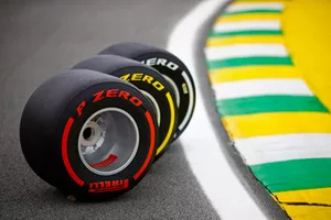 Üç Pirelli lastikleri