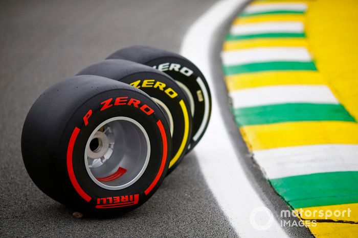 Tres neumáticos Pirelli se muestran en la pista