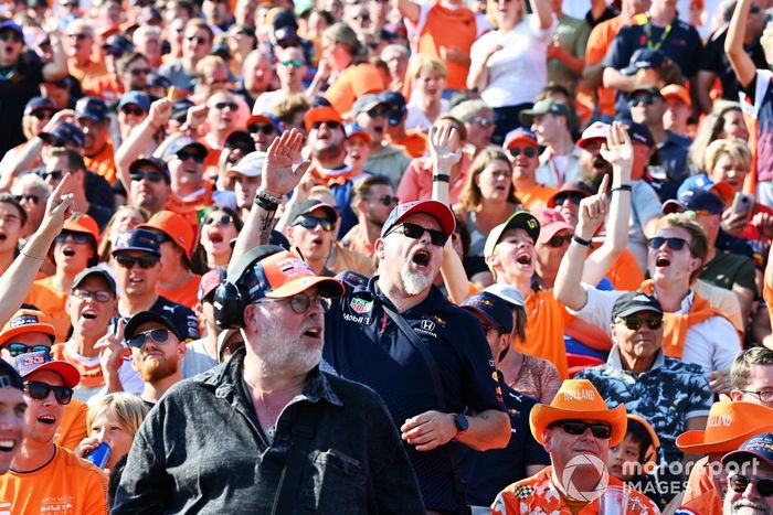 Los aficionados tiñen de naranja las gradas en apoyo a Max Verstappen, Red Bull Racing