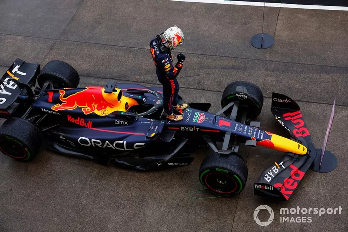 Max Verstappen, Red Bull Racing, 1ª posición, celebra en el Parc Ferme
