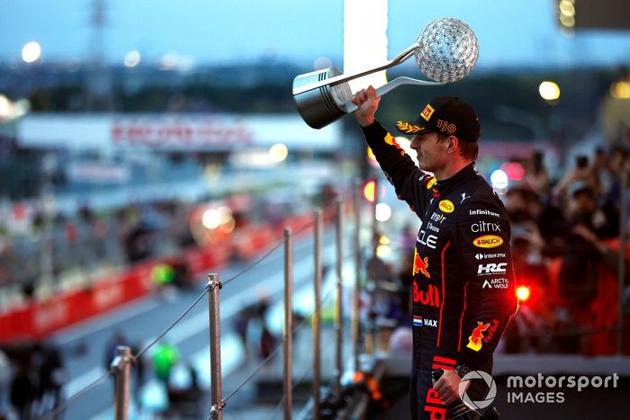 Podio: ganador y campeón del mundo Max Verstappen, Red Bull Racing